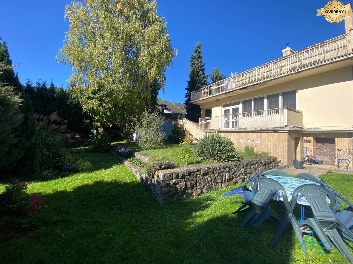 Z teras\y do záhrady