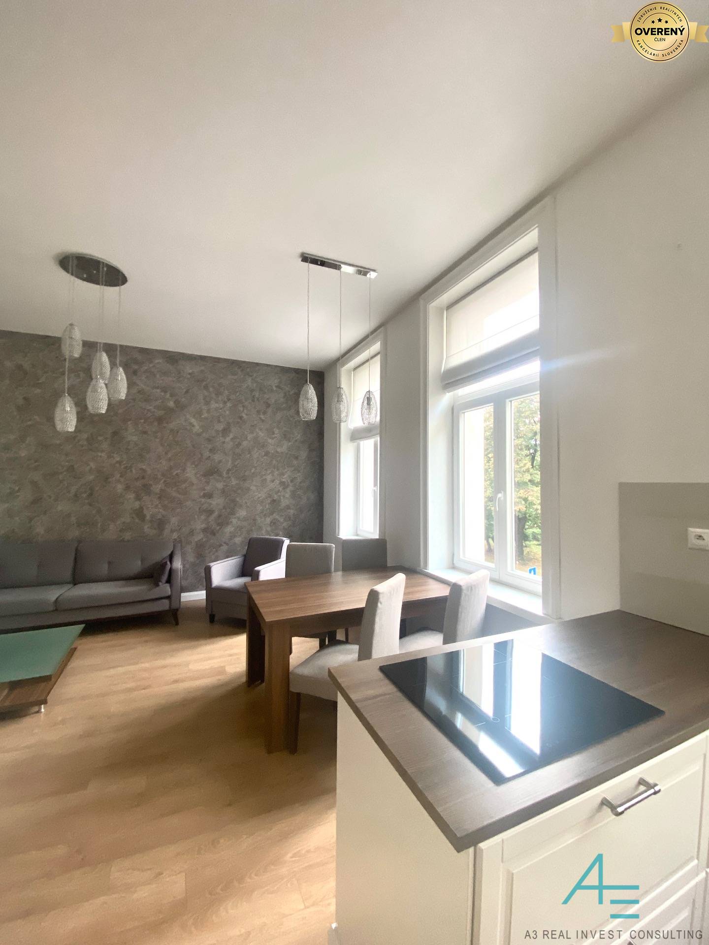 Jedáleň + 4 stoličky