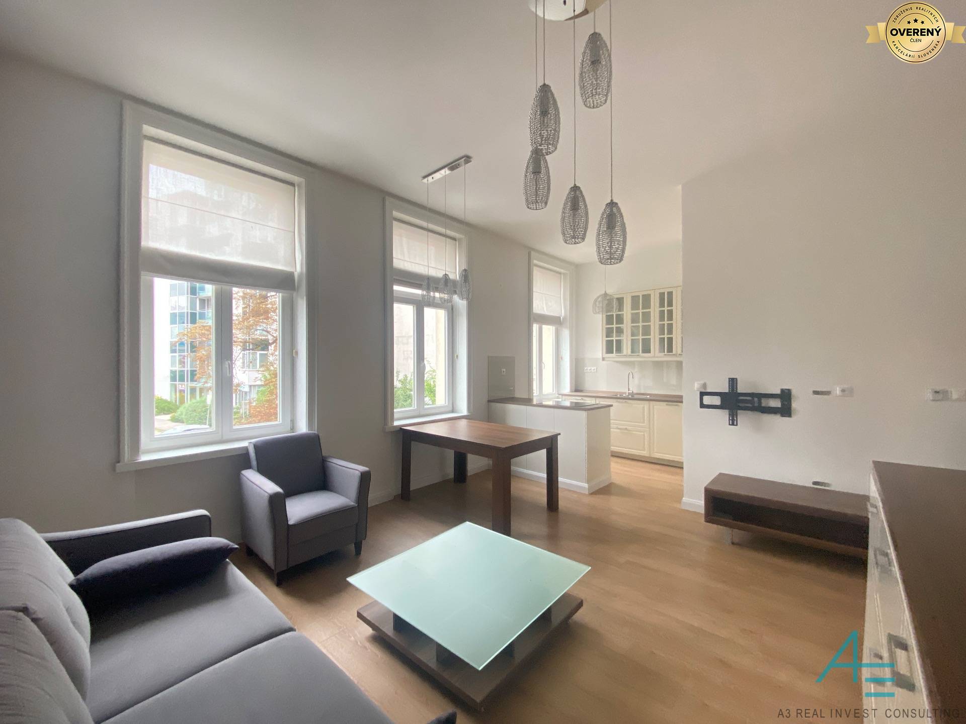 Krásne svetlá obývačka