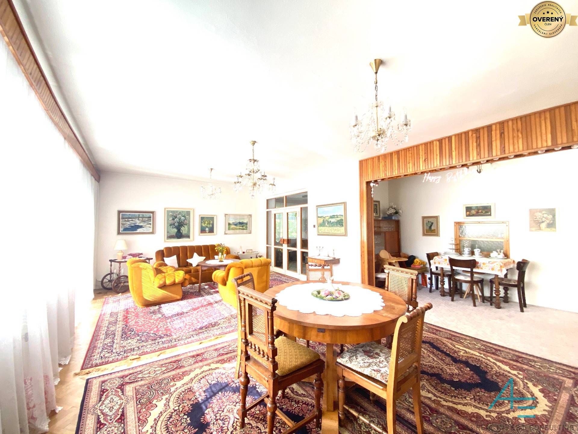 Pohľad na obývačku .