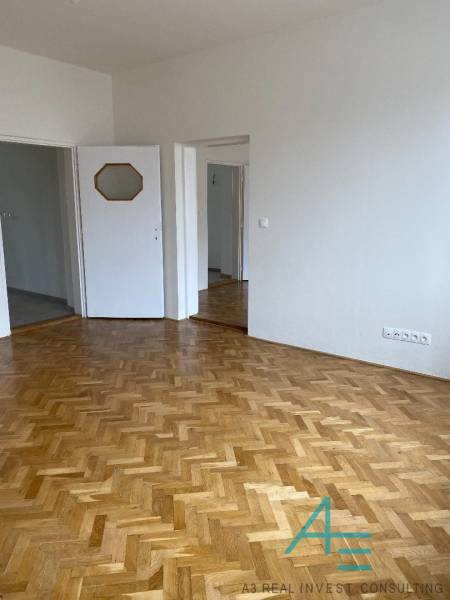 RD s parkovaním na ubytovanie ale  aj na komerčné využitie.